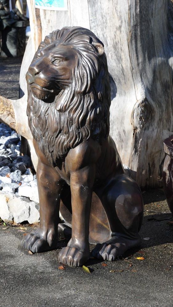 Bronzefigur von sitzendem Löwen
