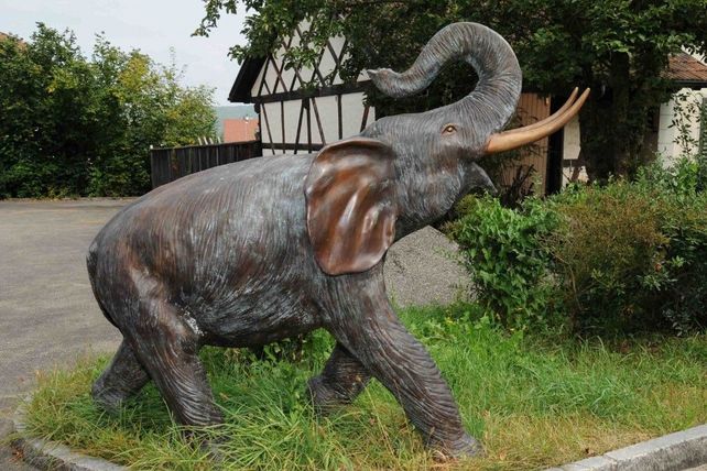 Stehende Bronzefigur eines Elefanten