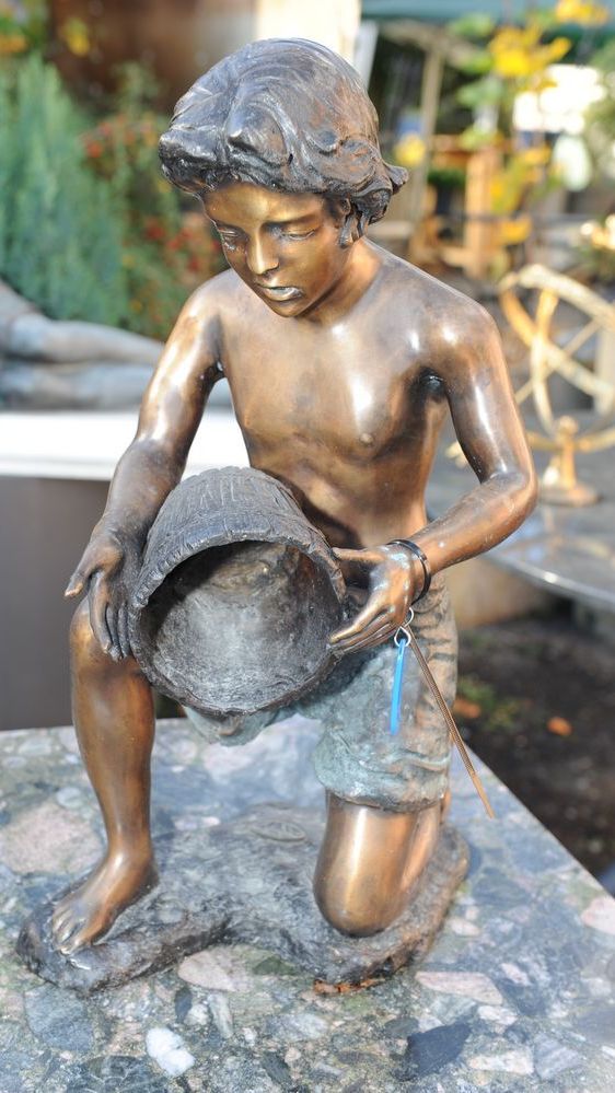 Bronzefigur von kniendem Jungen