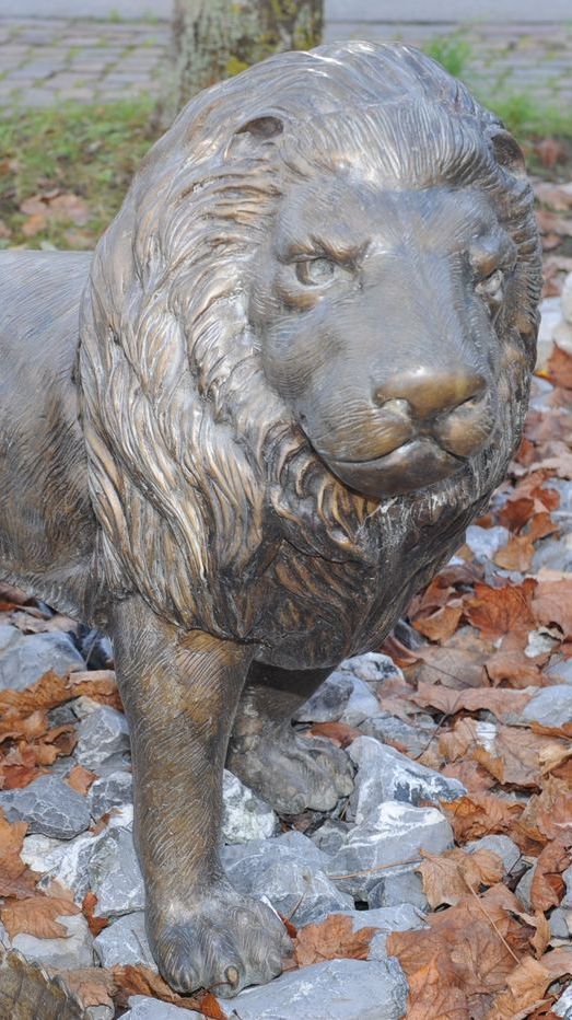 Bronzefigur von grossem Löwen