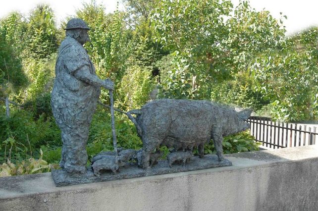 Bronzefigur eines Bauers mit Schweinen
