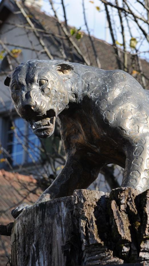 Bronzefigur von fauchendem Leoparden