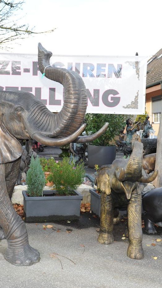 Bronzefiguren von Wildtieren (Elefanten, Nilpferd)