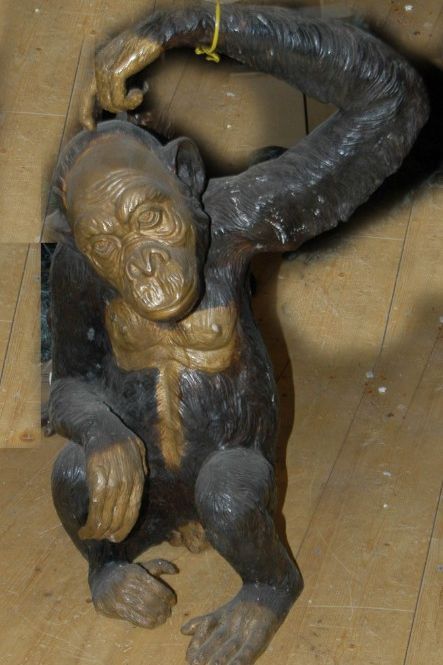 Bronzefigur eines Affens mit fragendem Blick