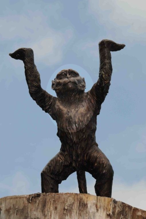 Bronzefigur von Affen mit ausgestreckten Armen