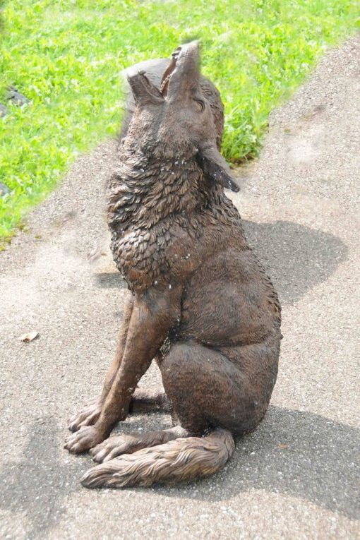 Sitzende Bronzefigur von heulendem Wolf