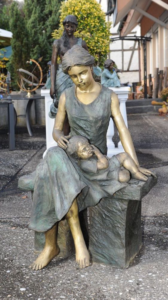 Lebensgrosse Bronzestatue einer Mutter mit Kleinkind
