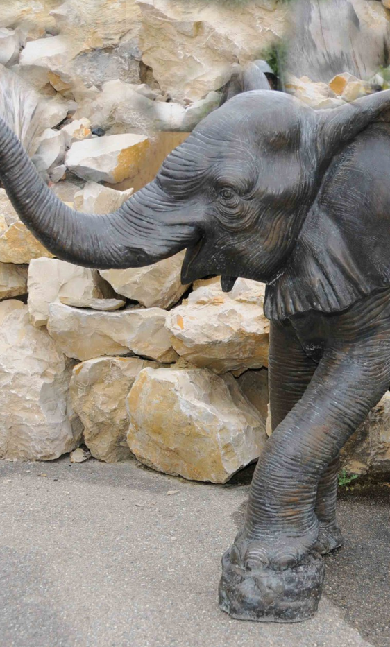 Bronzefigur eines gehenden Elefantens