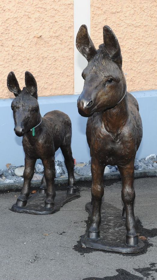 Bronzefiguren von drei Eseln