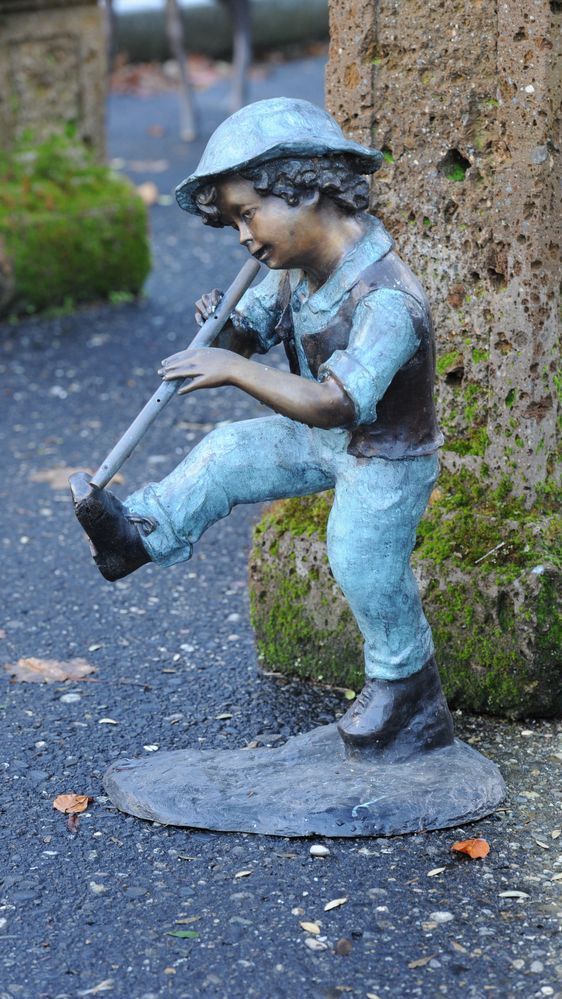 Bronzefigur von tanzendem Flötenspieler