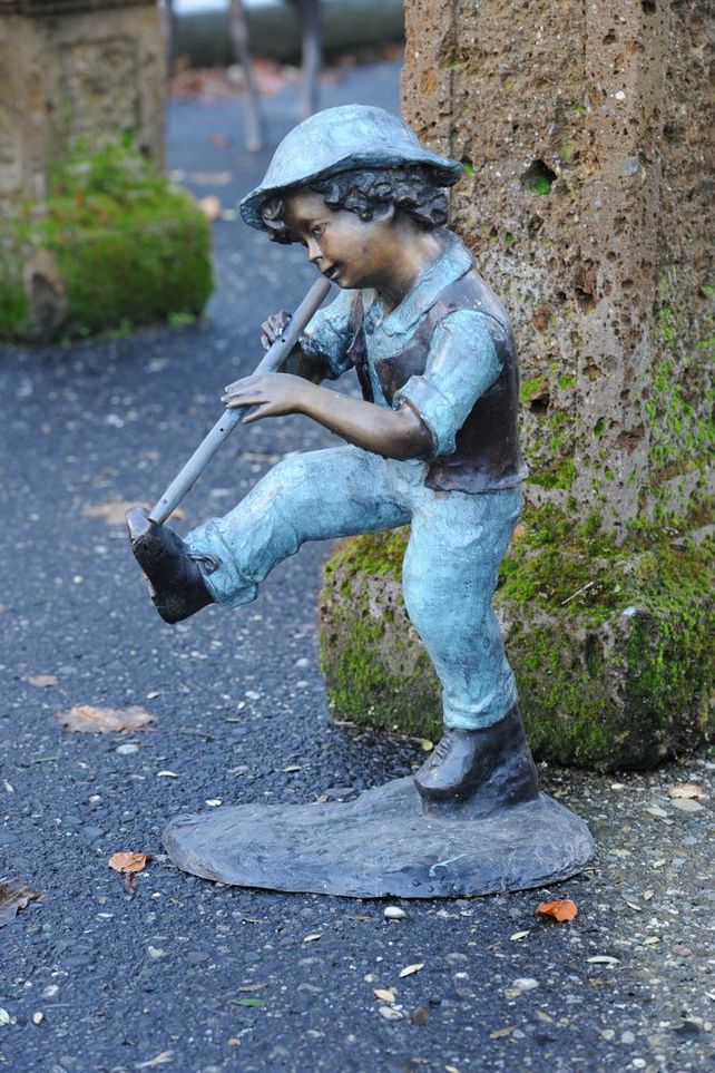 Bronzefigur eines tanzenden Flötenspieler-Kindes