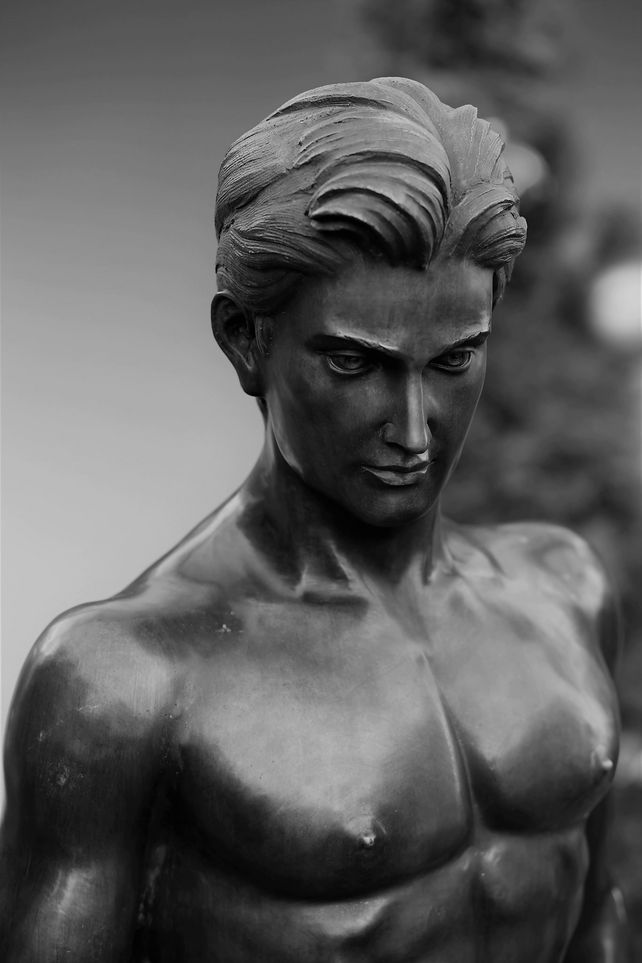Bronzefigur von männlichem, jungen Aktmodell mit Detail auf den Oberkörper