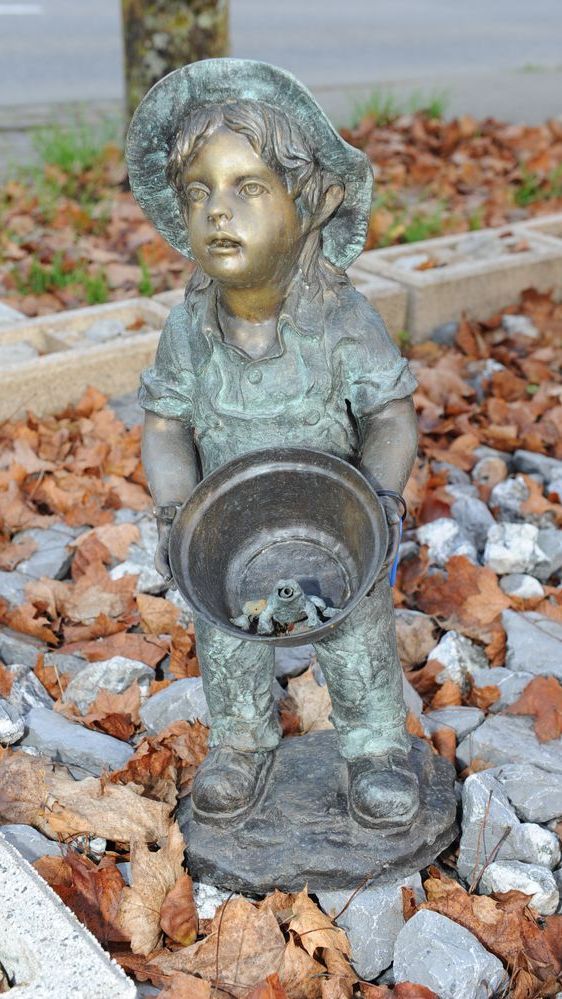 Bronzefigur eines kleinen Jungen mit Frosch