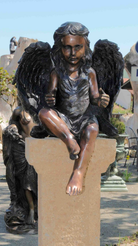Sitzende Bronzefigur eines kleinen Mädchen-Engels
