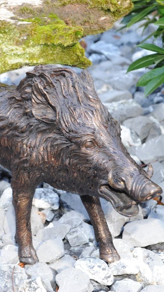 Bronzefigur von kleinem Wildschwein