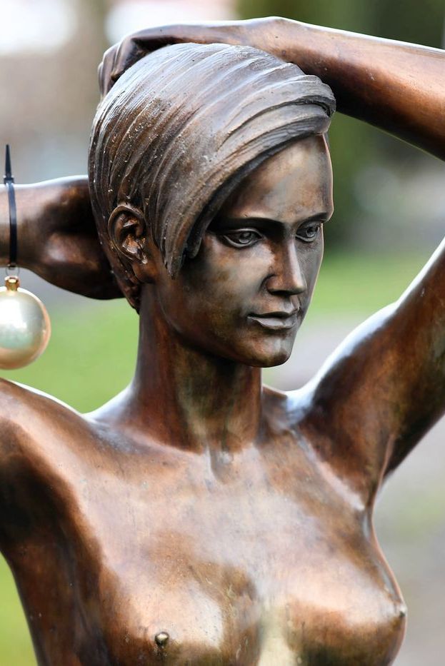 Bronzefigur von weiblichem Aktmodell mit kurzen Haaren