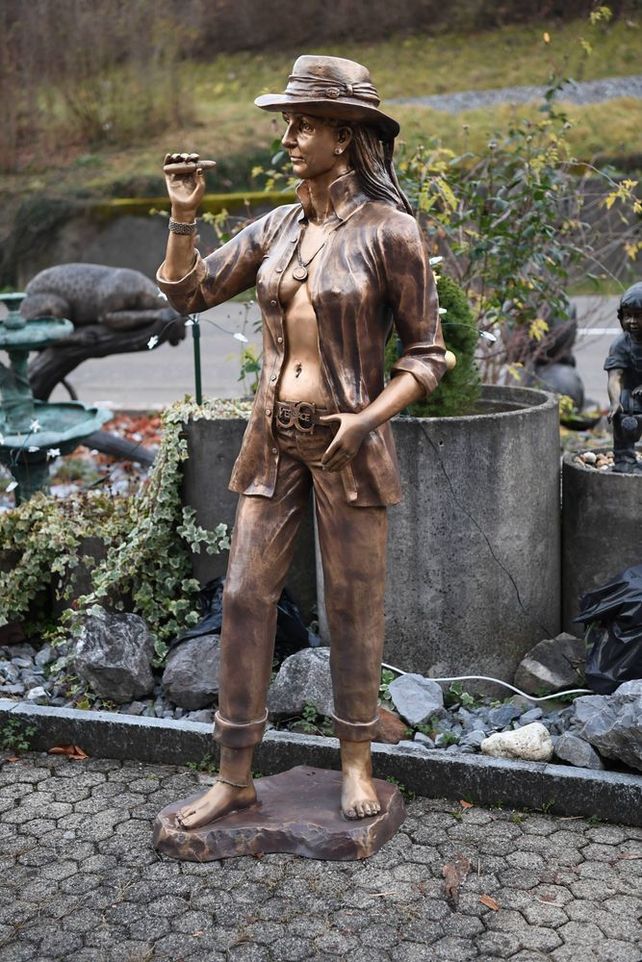 Aktfigur aus Bronze von rauchender Frau mit Hut