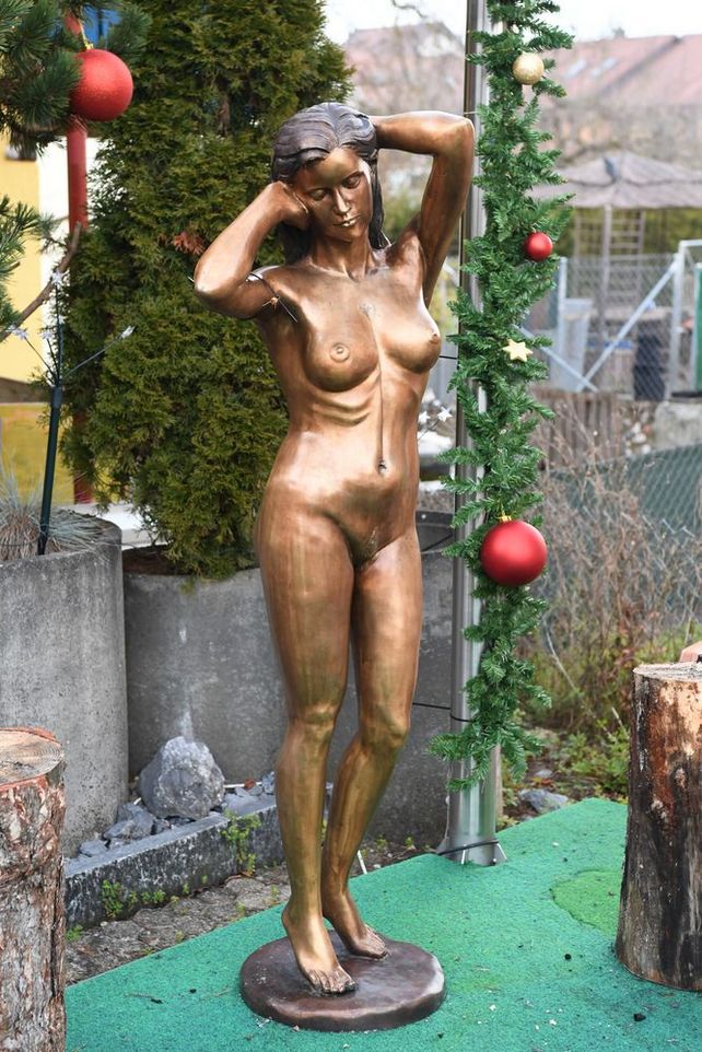 Weibliche Bronzeskulptur von stehendem Aktmodell mit geschlossenen Augen
