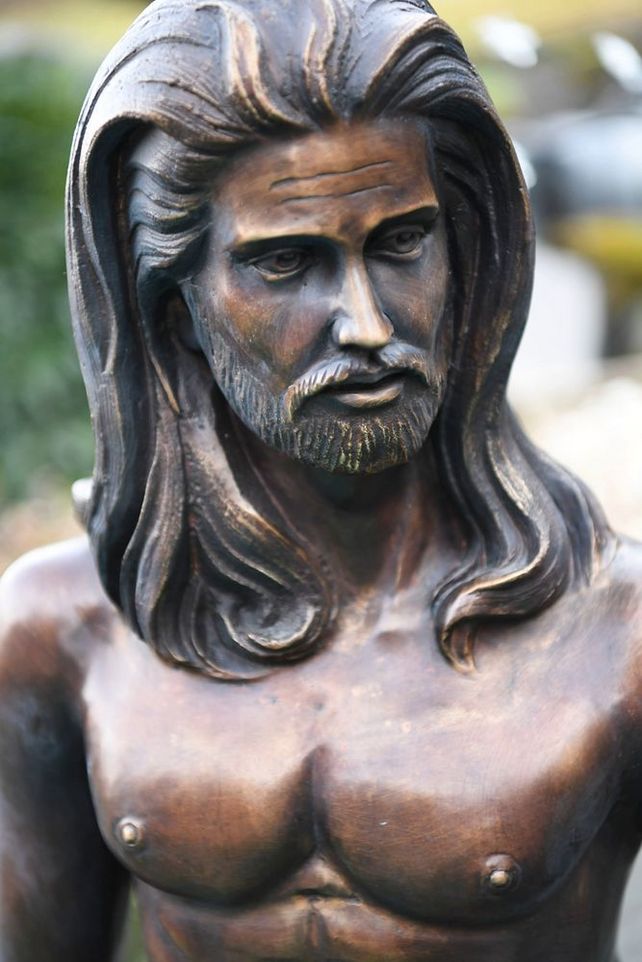 Männliche Aktfigur aus Bronze mit langem Haar, Fokus auf Gesicht