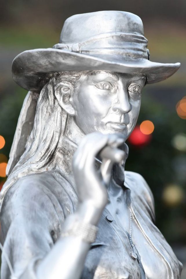 Weibliche Aktfigur aus Bronze von rauchender Frau mit Hut