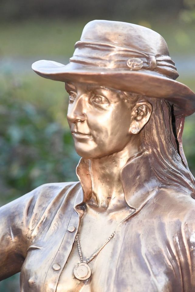 Detailaufnahme Aktfigur aus Bronze von reicher Frau mit Hut