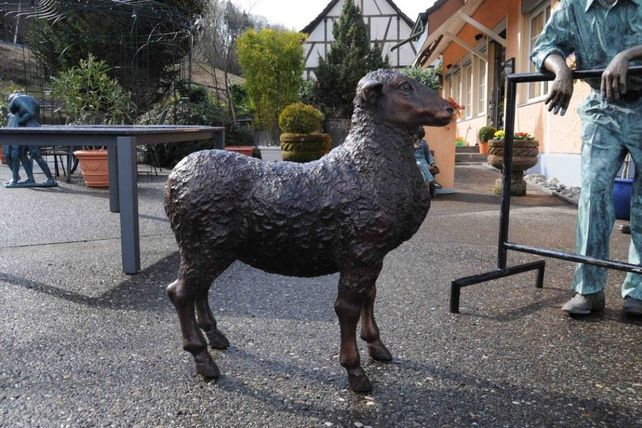 Bronzefigur eines einzelnen Schafes