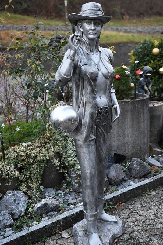 Stehende Aktfigur aus Bronze von rauchender Frau mit Hut