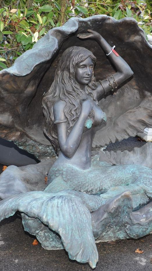 Bronzefigur einer lebensgrossen Meerjungfrau in einer Muschel
