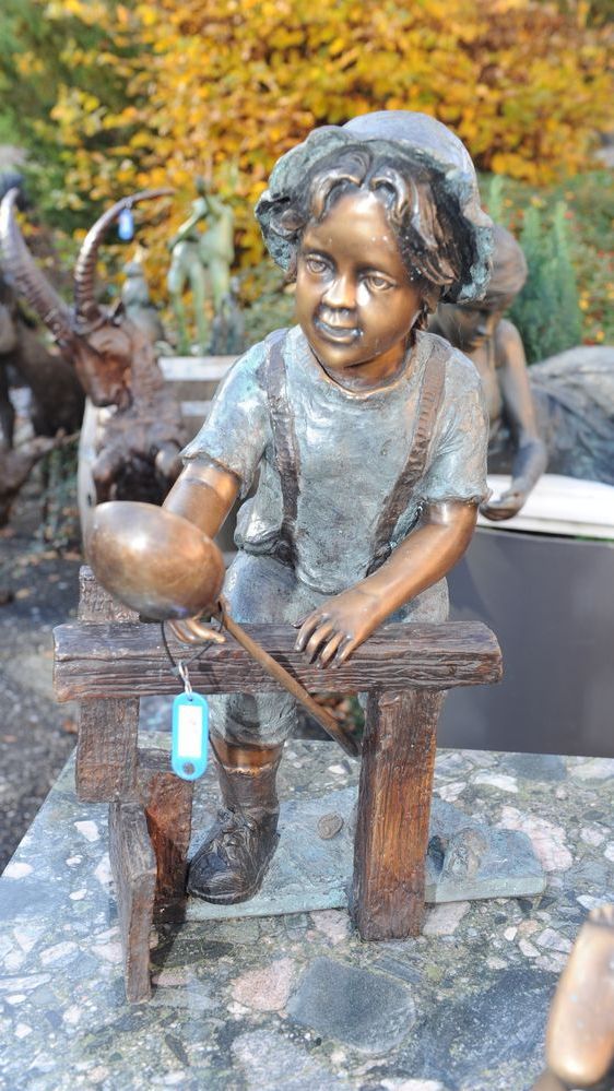 Bronzefigur von kleinem Jungen mit Schöpfkelle