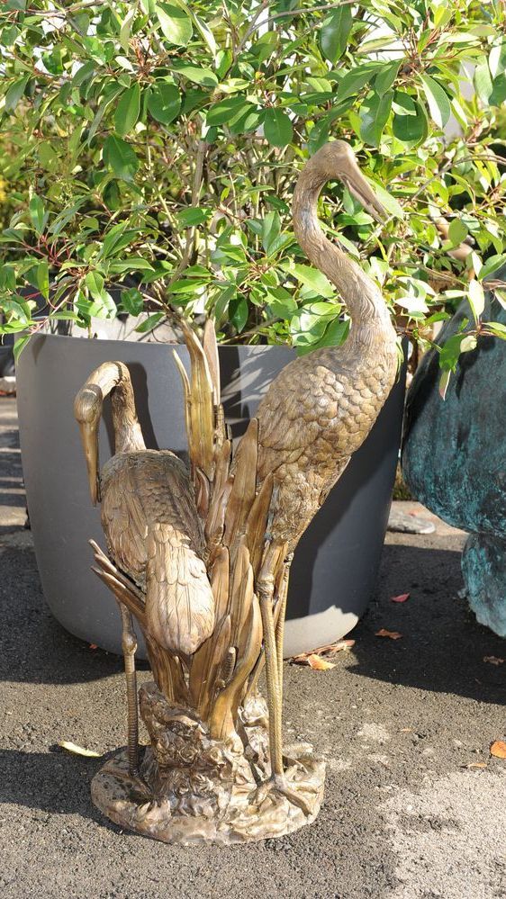 Bronzefigur von Storchen-Paar auf Sockel