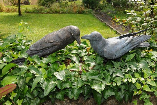 Bronzefiguren von Raben-Paar