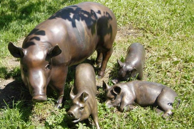 Bronzefiguren von Schweinefamilie