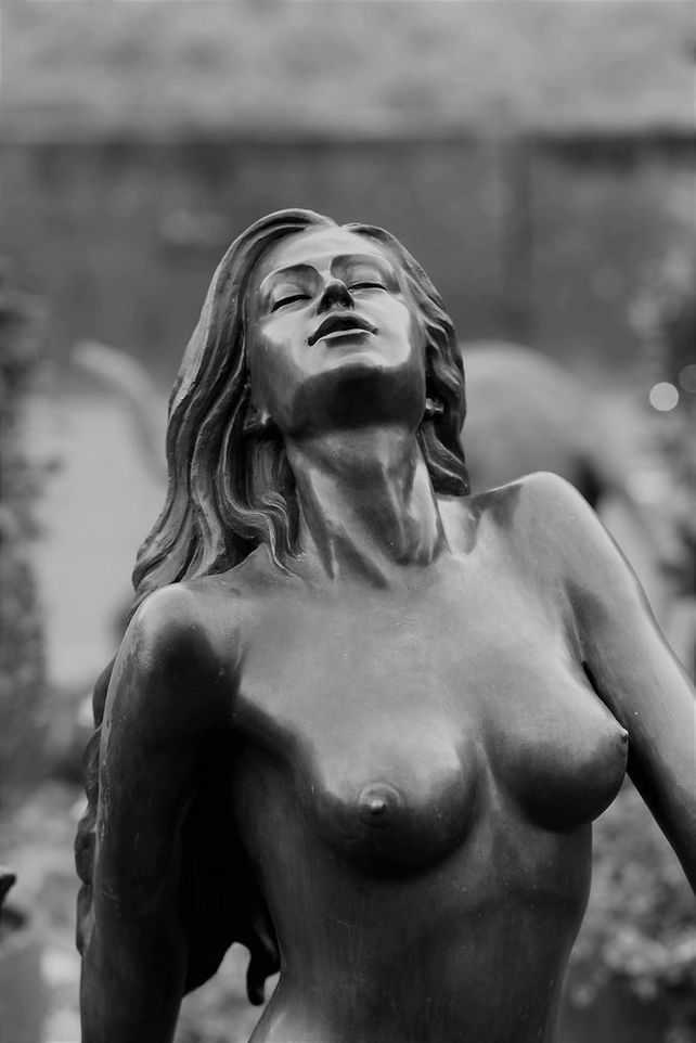 Bronzefigur ab Oberkörper einer Frau in Ekstase 