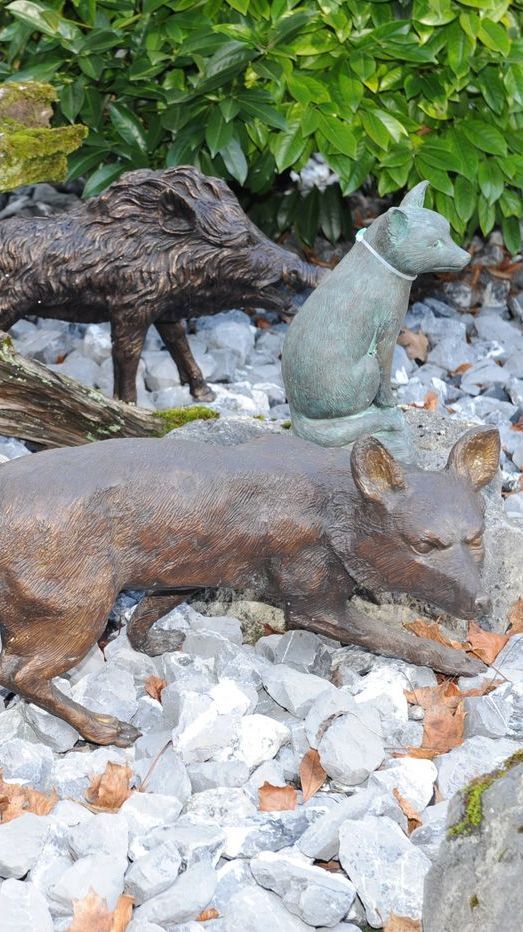 Bronzefiguren von Wildtieren (Füchse, Wildschwein)