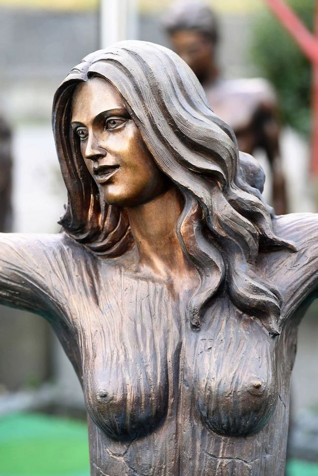 Bronzene Aktfigur einer Frau mit Wurzeln