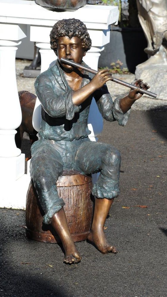 Sitzender Flötenspieler aus Bronze mit Fass