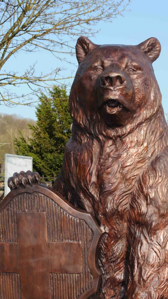 Bronzefigur von stehendem Bär