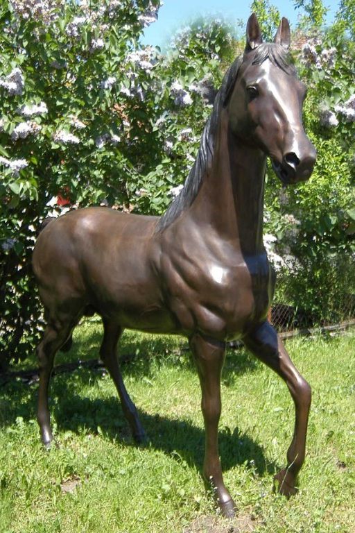 Lebensgrosse Pferdefigur aus Bronze