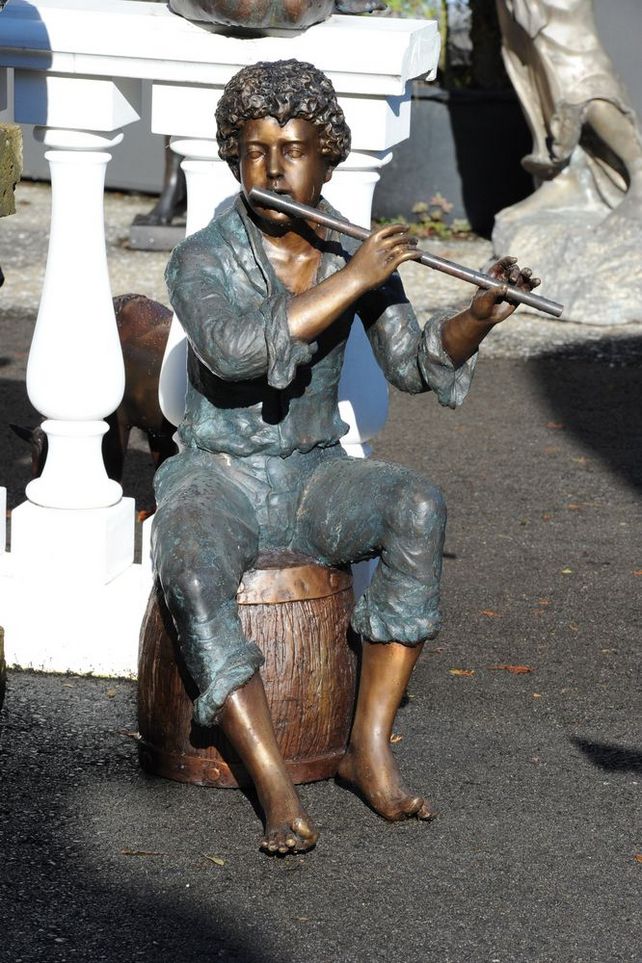 Grosse Bronzeskulptur von Flötenspieler auf Fass