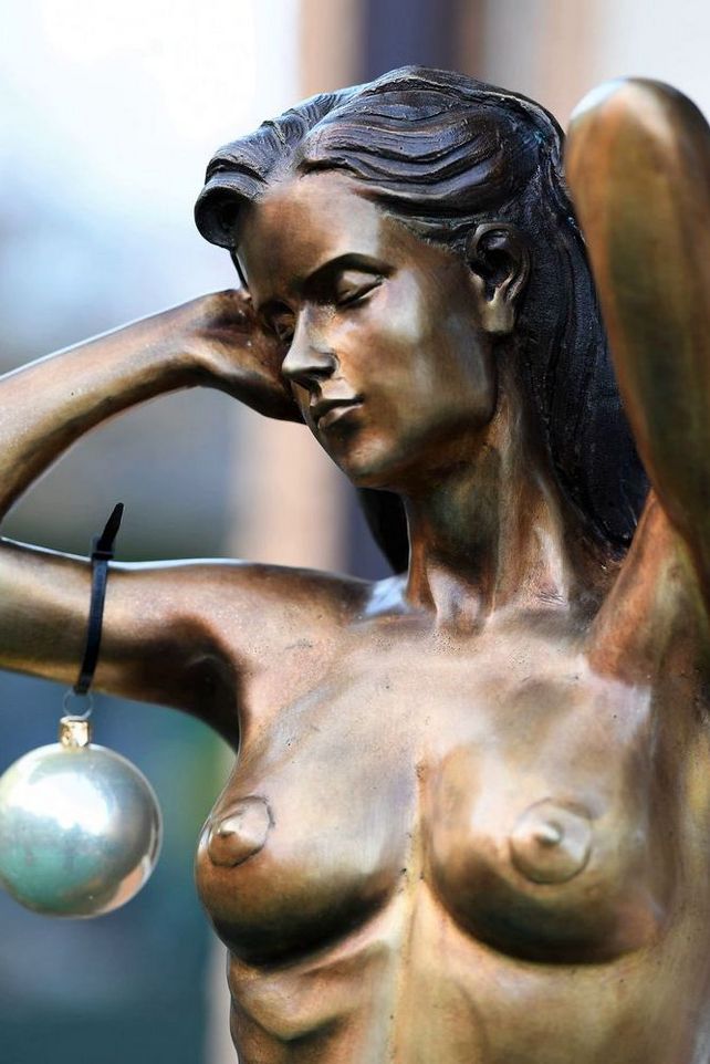 Oberkörper einer weiblichen Aktfigur aus Bronze mit geschlossenen Augen