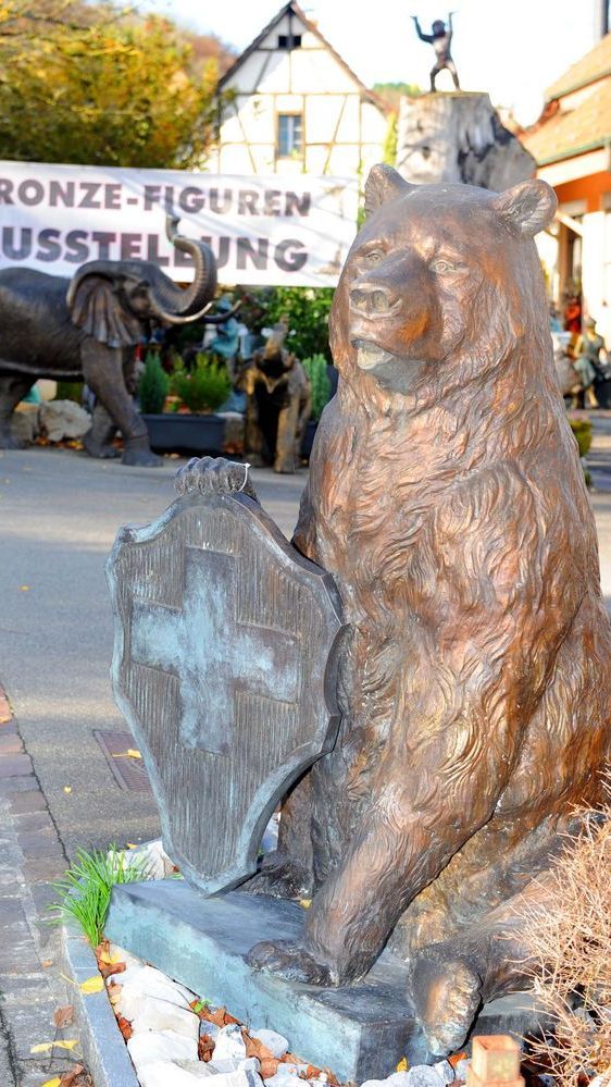 Bronzefigur eines Bären mit Wappen