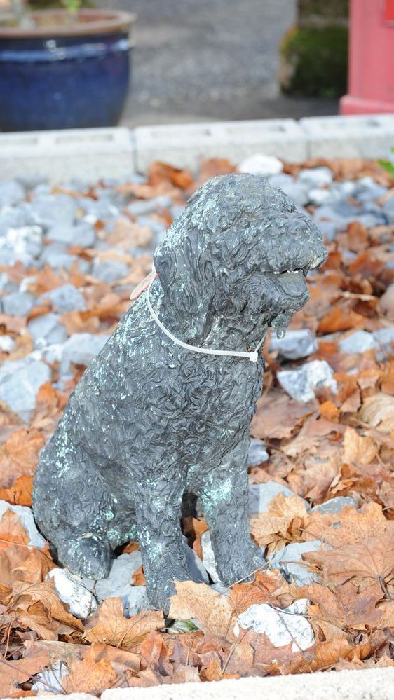 Bronzefigur von sitzendem Hund