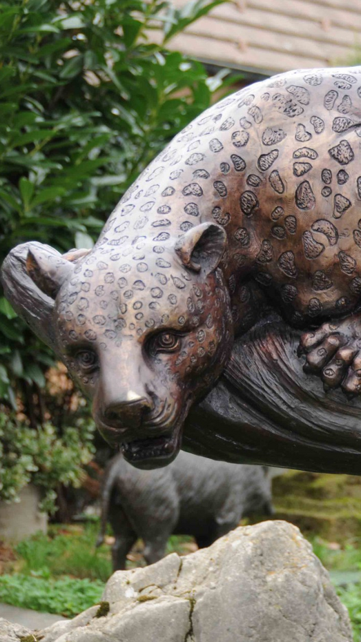 Bronzefigur eines sitzenden Leopardens