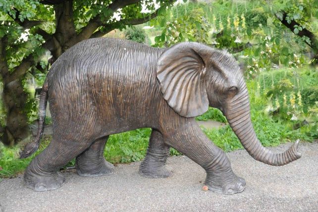 Mittelgrosse Bronzefigur eines Elefanten