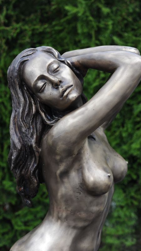 Abbildung des Oberkörpers einer weiblichen Aktfigur aus Bronze