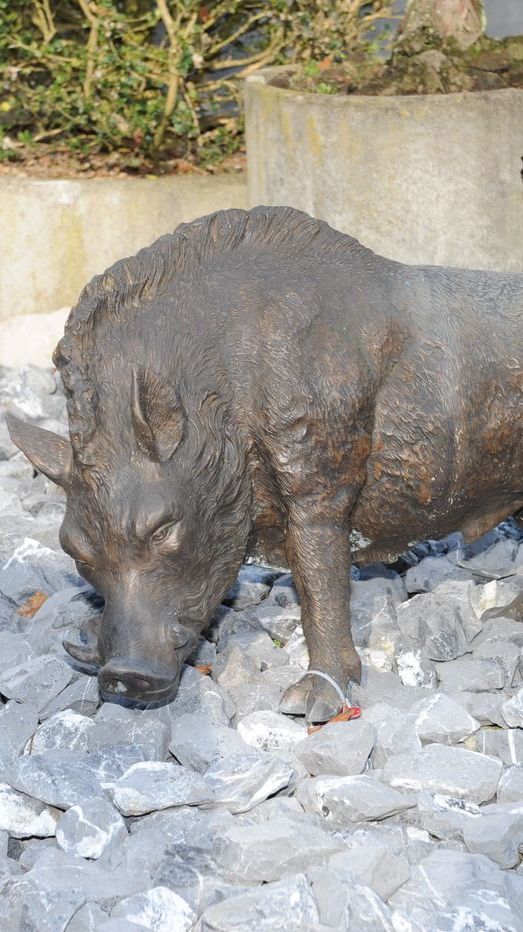 Bronzefigur von grossem Wildschwein