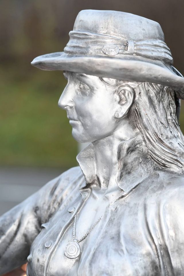Weibliche Aktstatue aus Bronze von rauchender Frau mit Hut