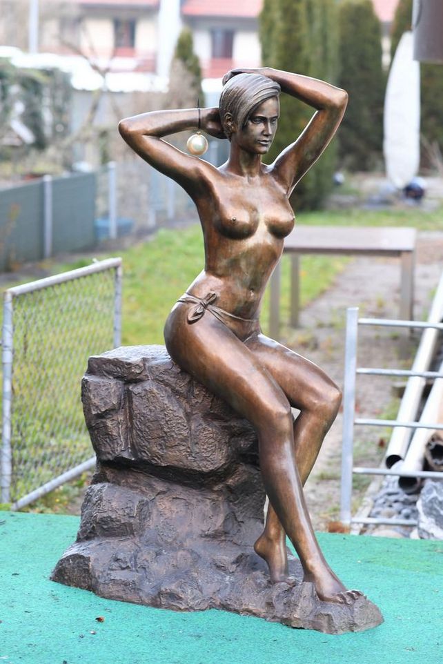 Sitzende Bronzefigur von einem weiblichen Aktmodell mit kurzen Haaren