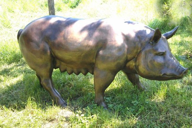 Tierfiguren von Schweinen aus Bronze