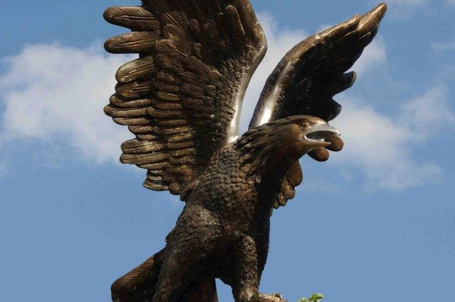 Bronzeskulptur von Adler mit offenen Flügeln